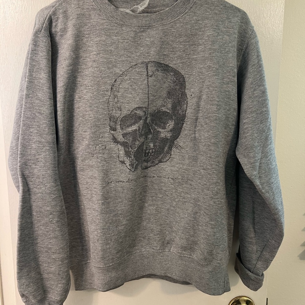 Gray Skull Print Sweatshirt Size Medium
